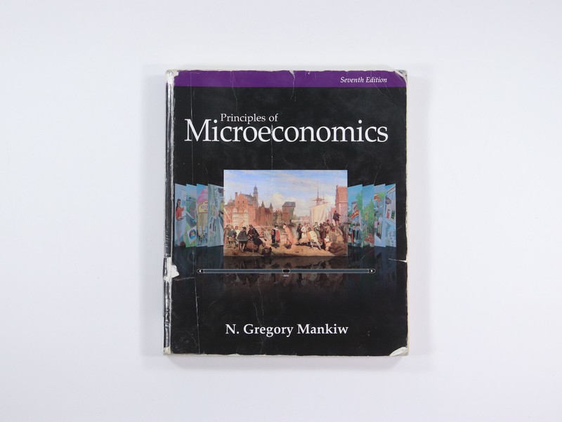 Principles of Microeconomics 7e Paperback by N. Gregory Mankiw